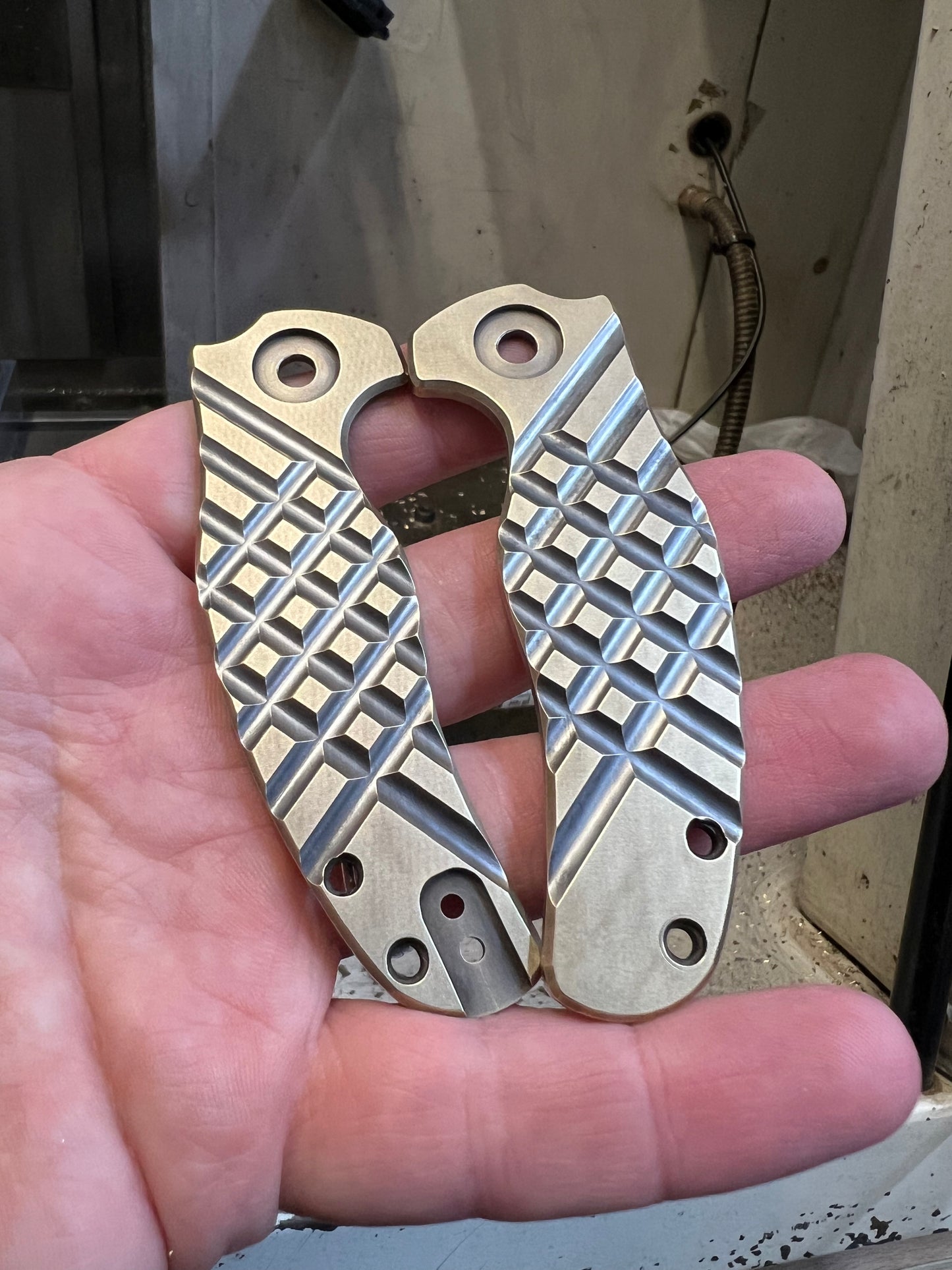 Kizer mini sheepdog double detent - Brass Frag scales