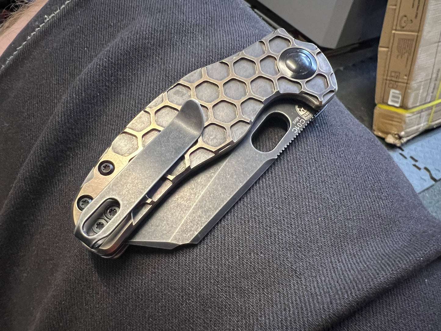 Kizer mini sheepdog double detent  - Brass Honeycomb scales